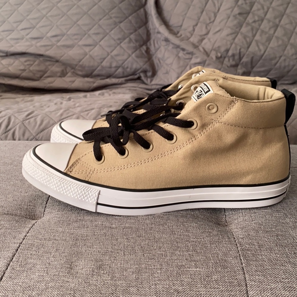 Converse Chuck Taylor All Star men’s size 9 1/2 not high top mid padded top